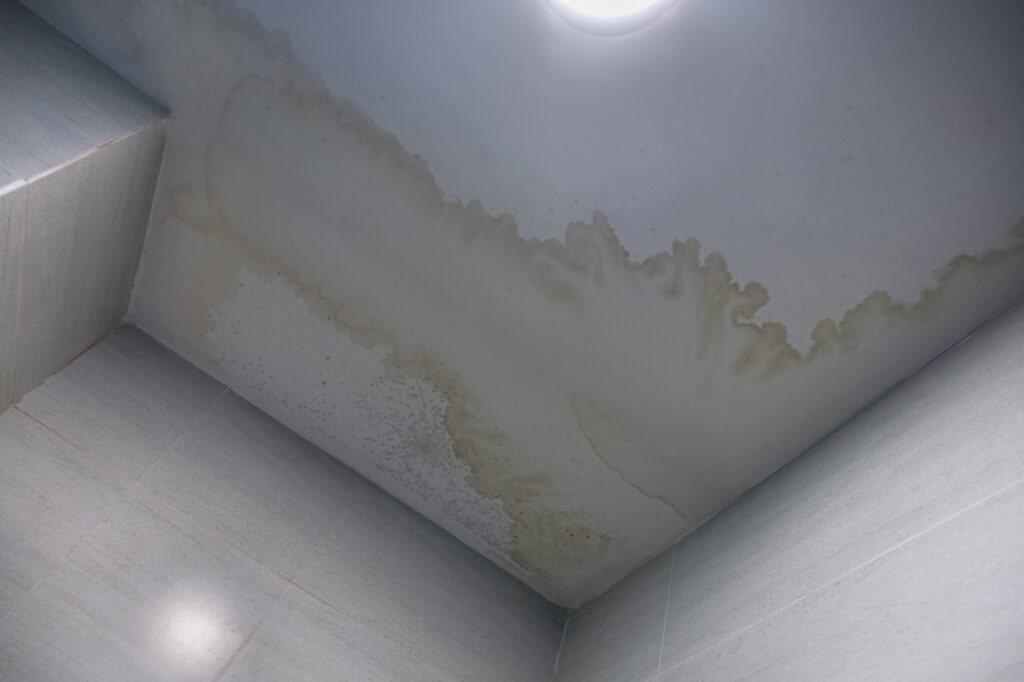 Water staFuktskadain on the ceiling